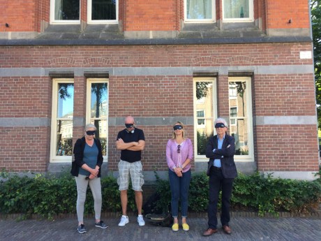 1 Luisteren naar de Garenmarkt 14-7-18 foto Cilia Erens IMG_1864